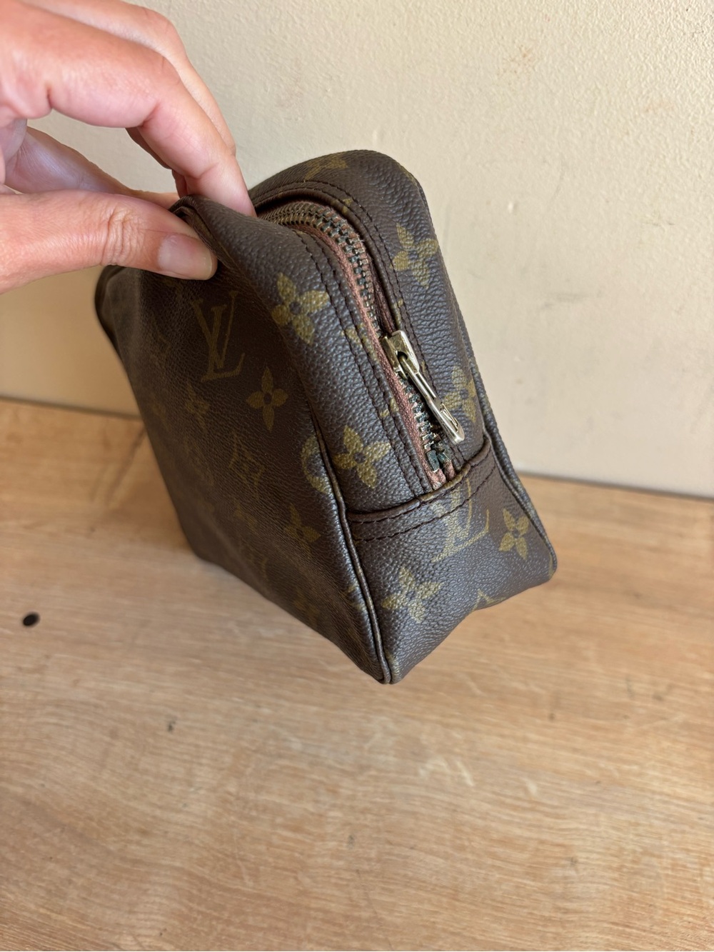 Authentic Louis Vuitton toiletry monogram - Picture 2 of 11